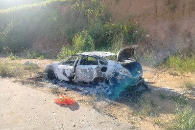 Três corpos são encontrados carbonizados dentro de carro em Nova Iguaçu