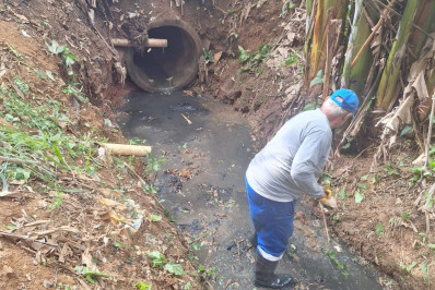 Córrego Monte Castelo recebe serviço de desassoreamento