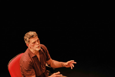 Premiado monólogo estrelado por Eduardo Moscovis tem curta temporada no Teatro da UFF