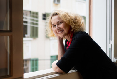 Kelzy Ecard movimenta reta final de 'Três Graças' com reviravoltas de Helga