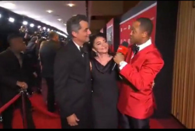 Mãe de Wagner Moura rouba a cena em evento e encanta apresentador nos EUA