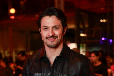 Romulo Estrela celebra reexibição de 'Além do Tempo' e recorda desafios de personagem