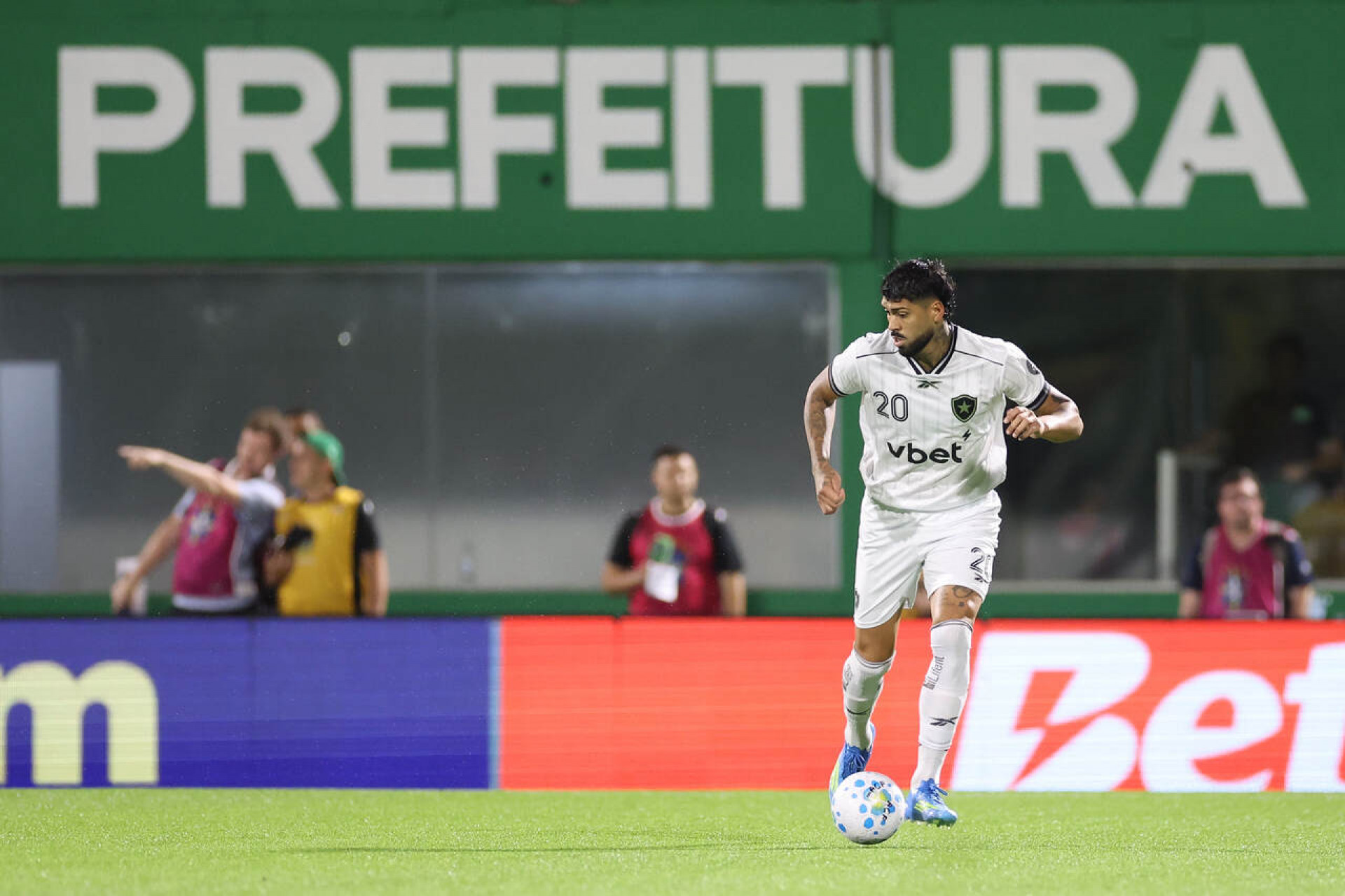 Botafogo divulga relacionados para pegar o Inter no DF