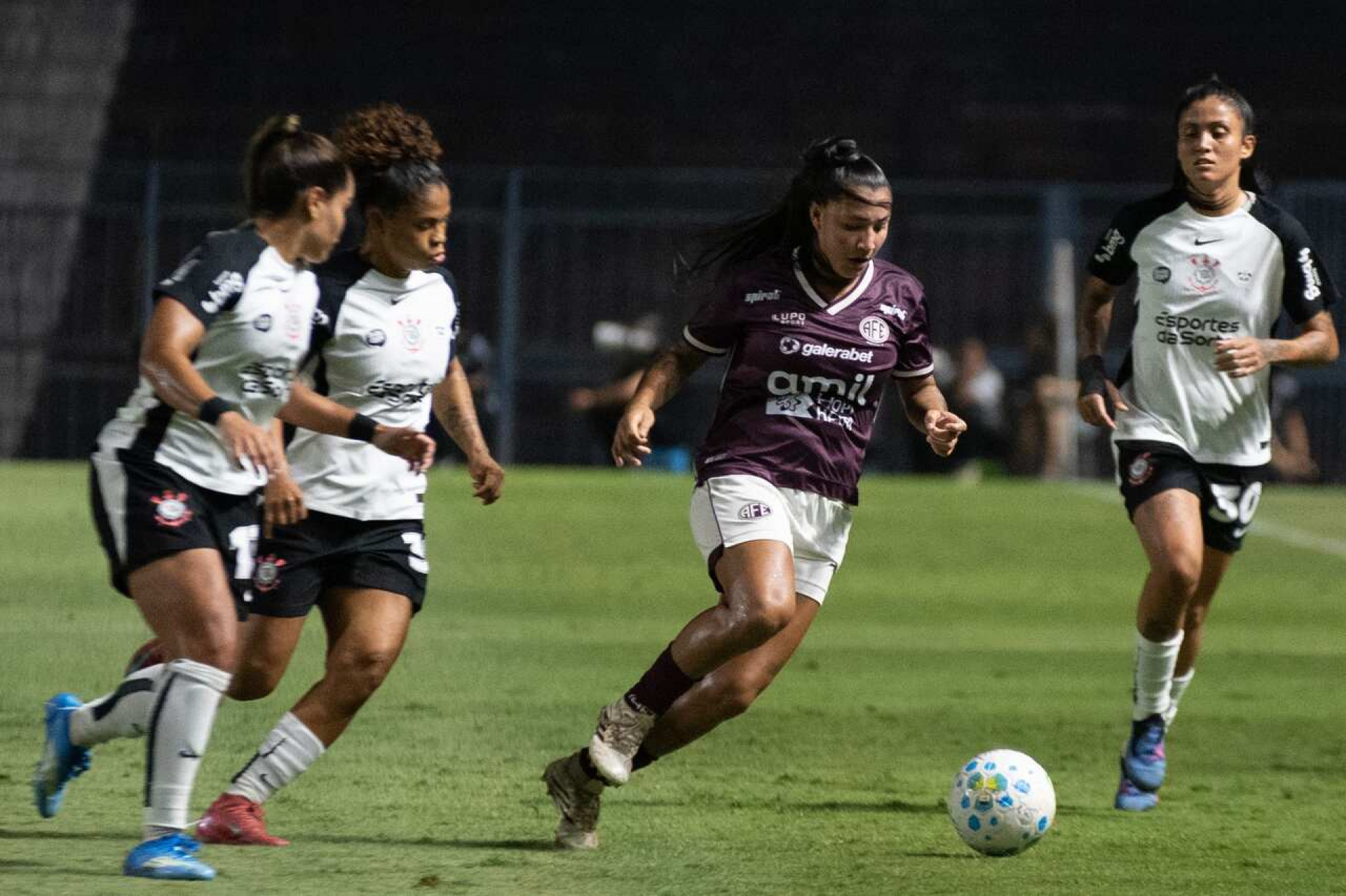 Corinthians bate Ferrovi&aacute;ria e mant&eacute;m a ponta no Brasileir&atilde;o Feminino