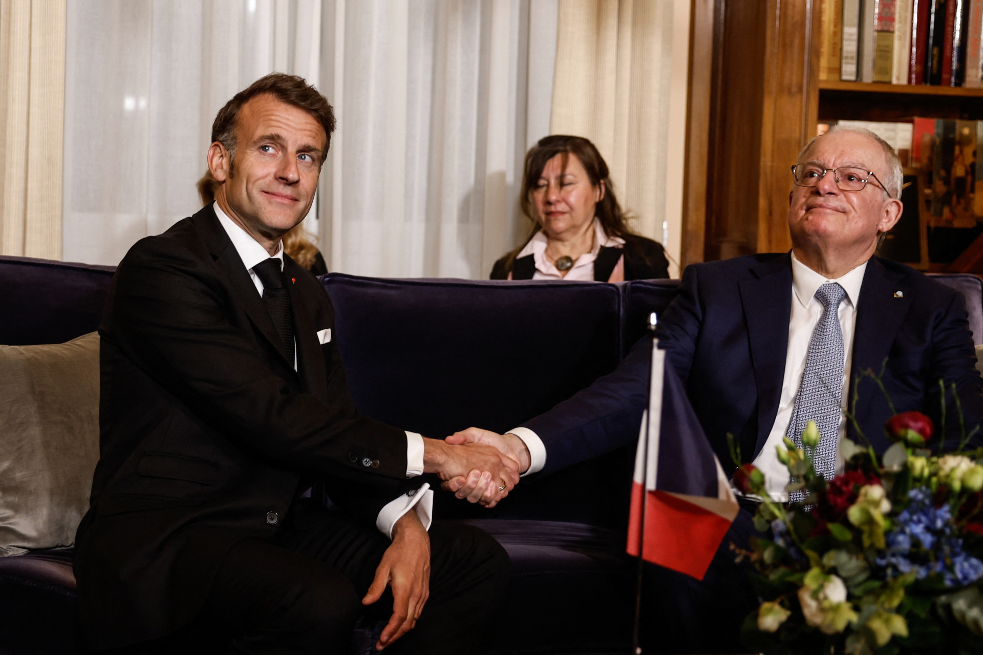 Presidente Françes pede 'reação' às críticas de EUA, Rússia e China