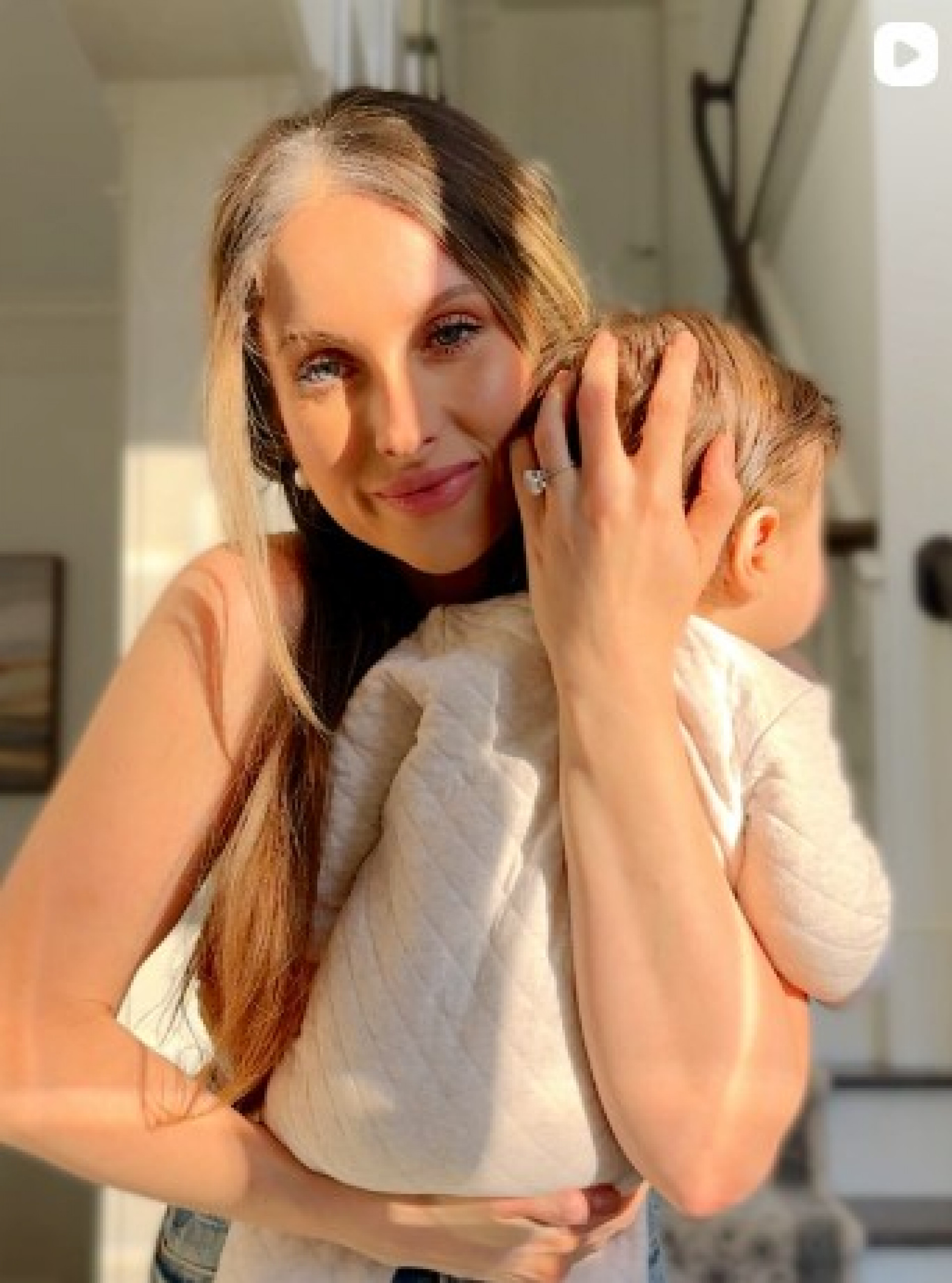 Lorrayne Mavromatis e sua filha em vídeo postado no feed do Instagram - Reprodução / Instagram