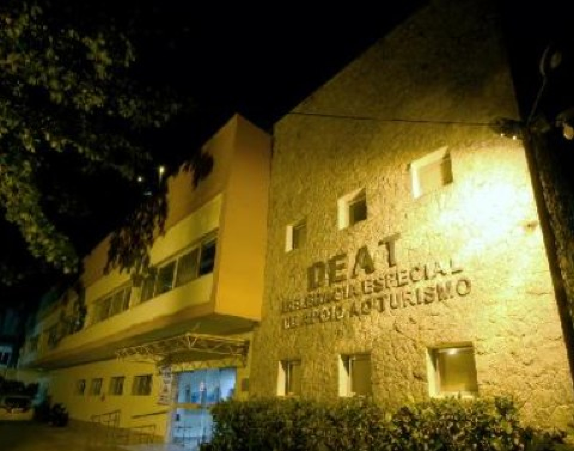 Policiais civis da Delegacia Especial de Apoio ao Turismo (DEAT) prendem belga por tortura e extorsão de canadense no Rio - Divulgação / Polícia Civil