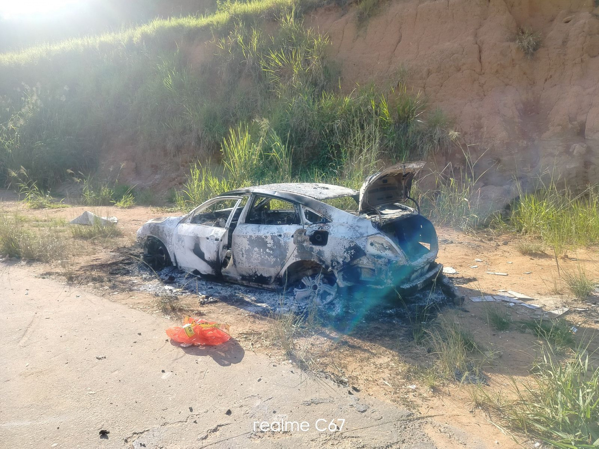 Três corpos são encontrados carbonizados dentro de carro em Nova Iguaçu