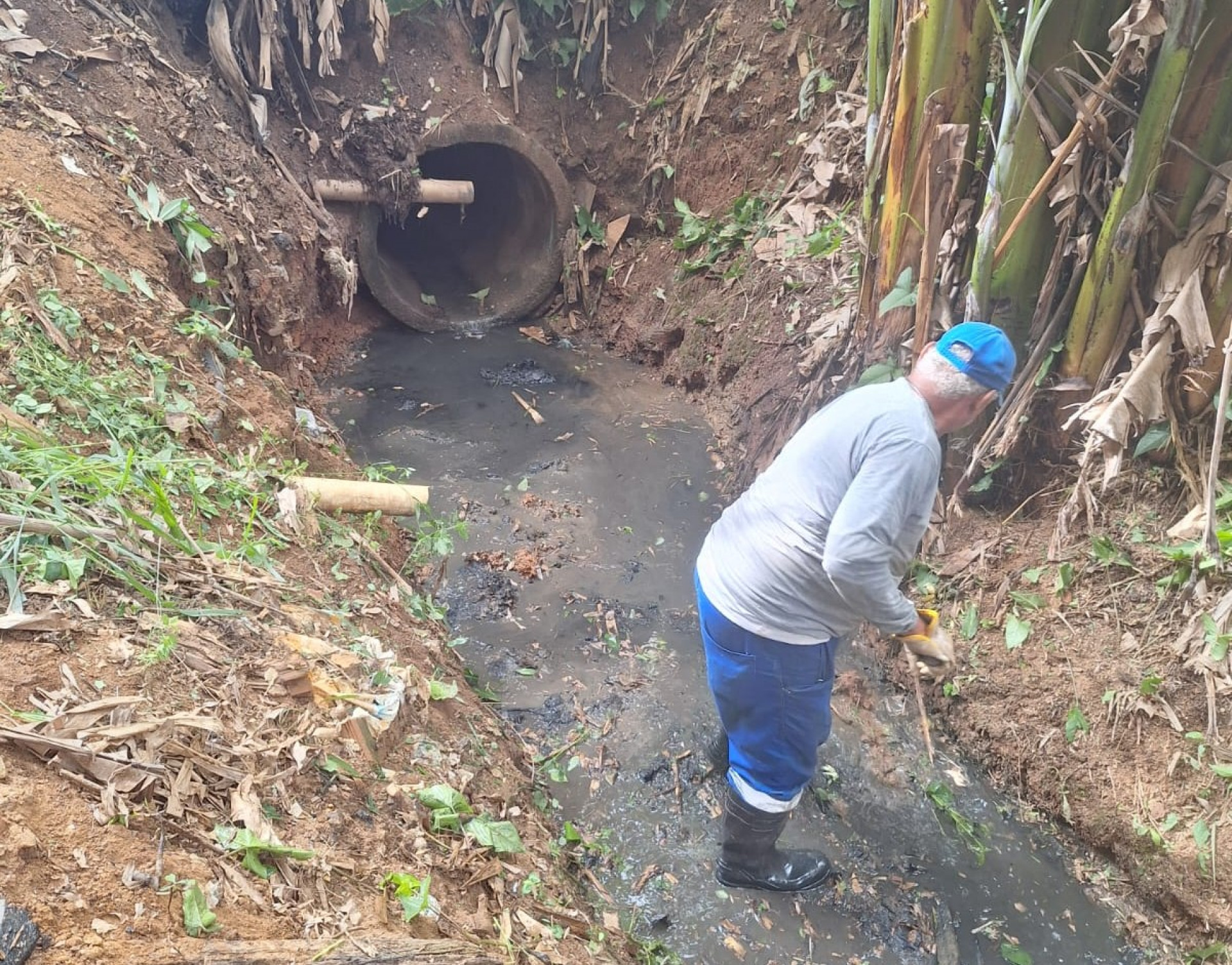 Córrego Monte Castelo recebe serviço de desassoreamento