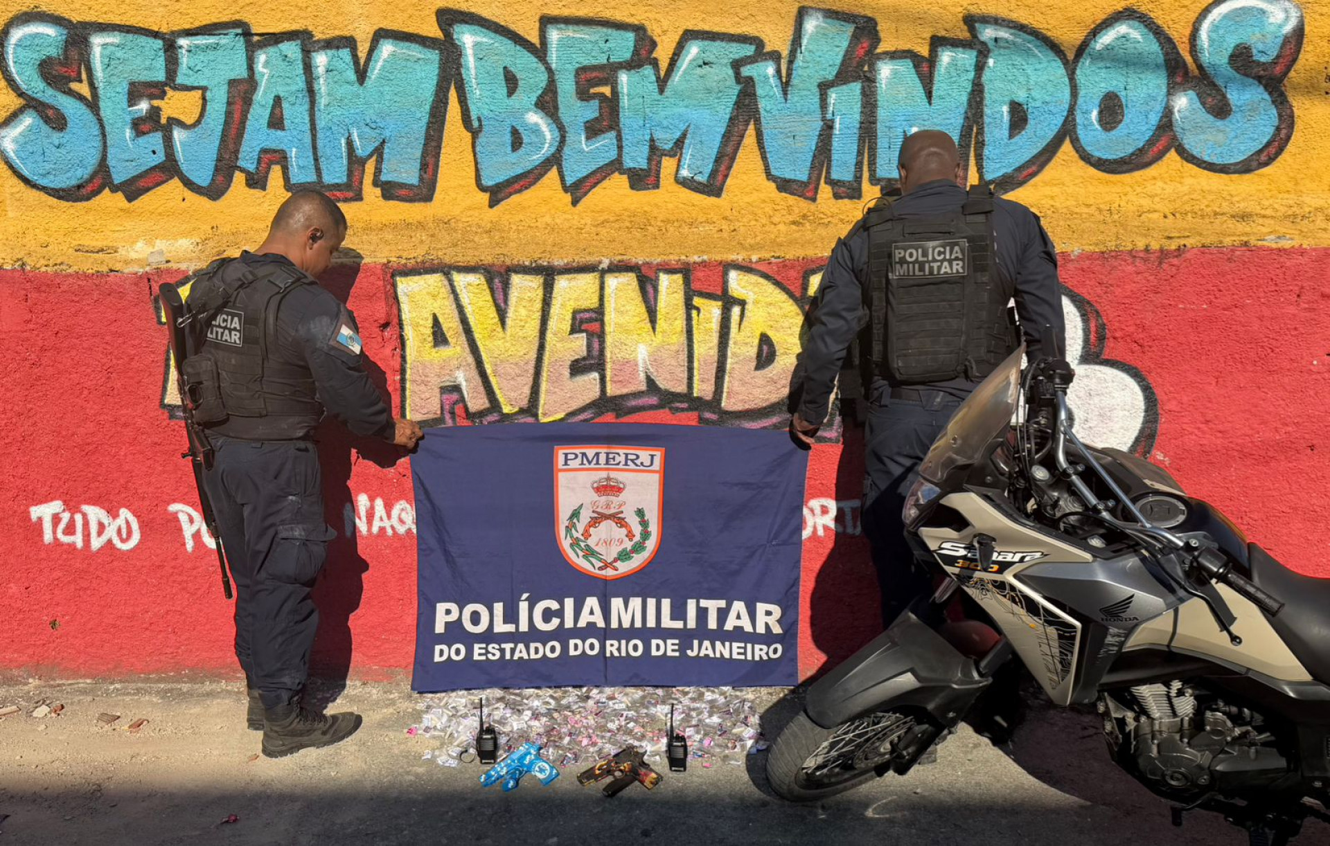 PM prende três homens e recupera carga roubada na Baixada