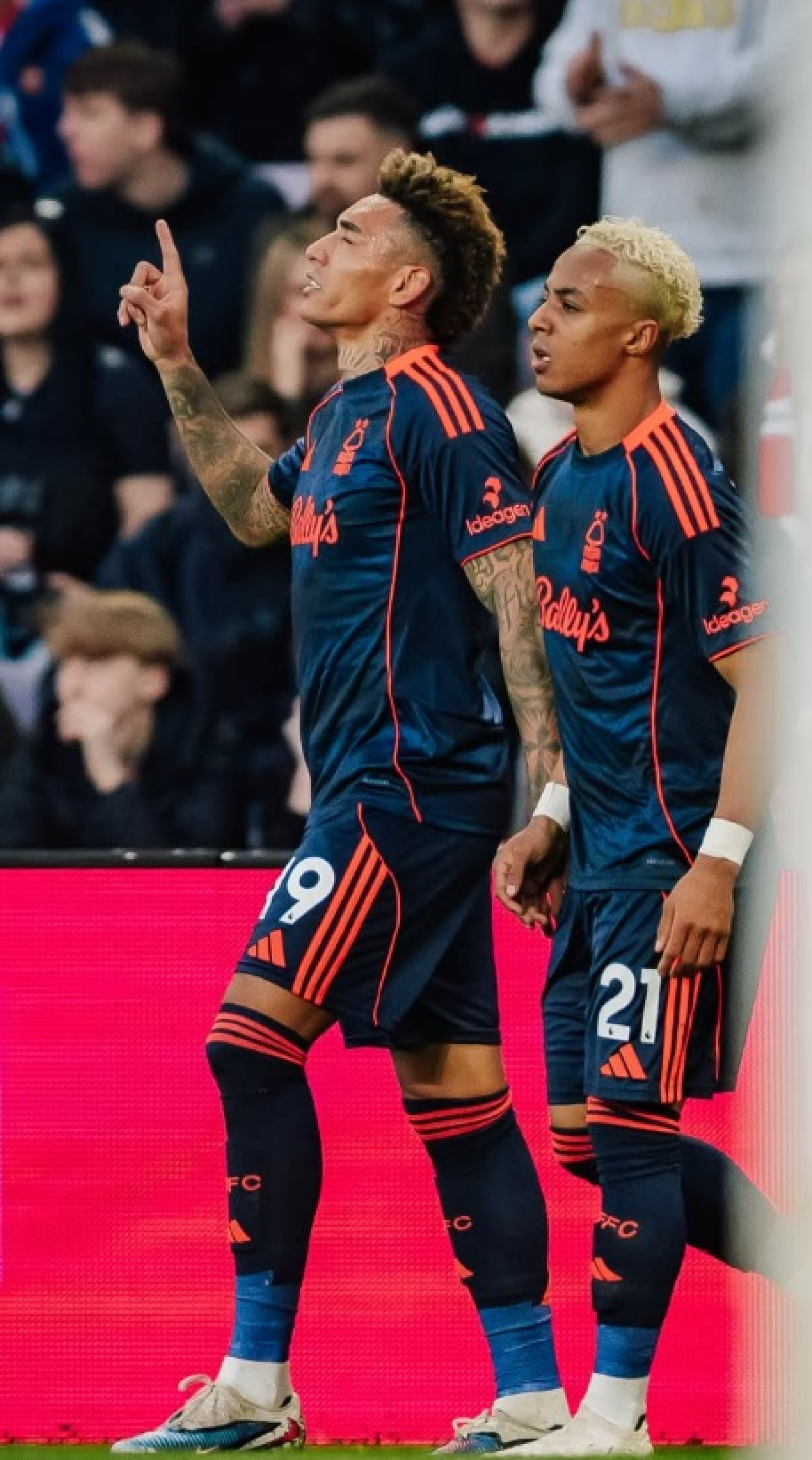 Ex-Botafogo brilha com gol e assistência em partida do Campeonato Inglês