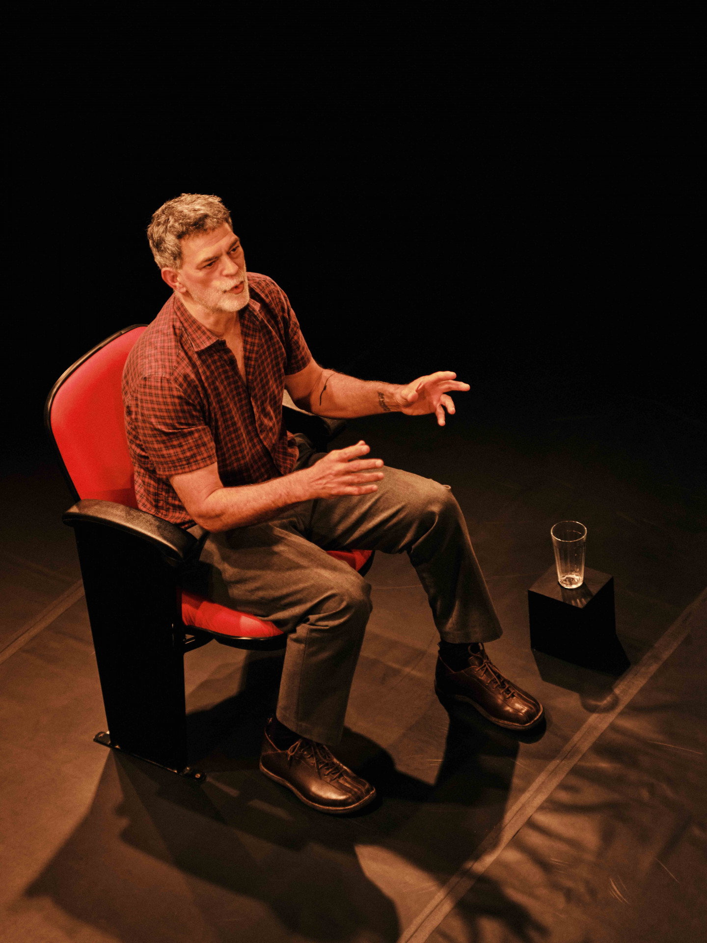 Premiado monólogo estrelado por Eduardo Moscovis tem curta temporada no Teatro da UFF