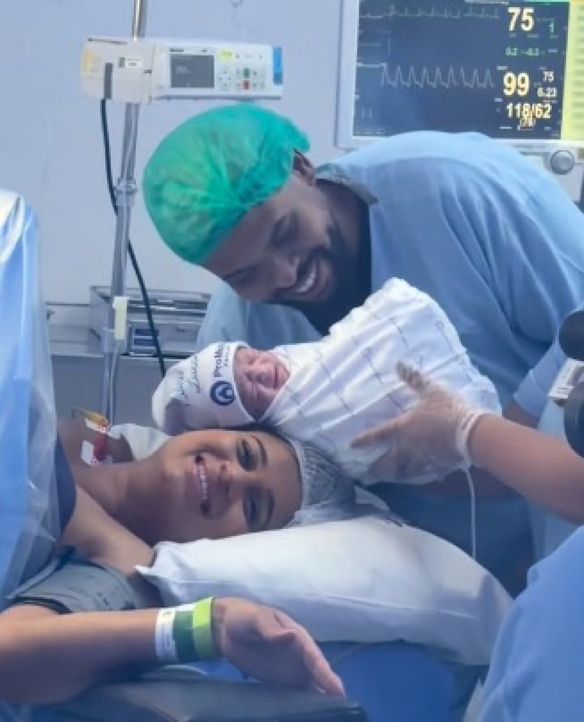 Péricles anuncia chegada do primeiro neto e se emociona: 'Inesquecível'