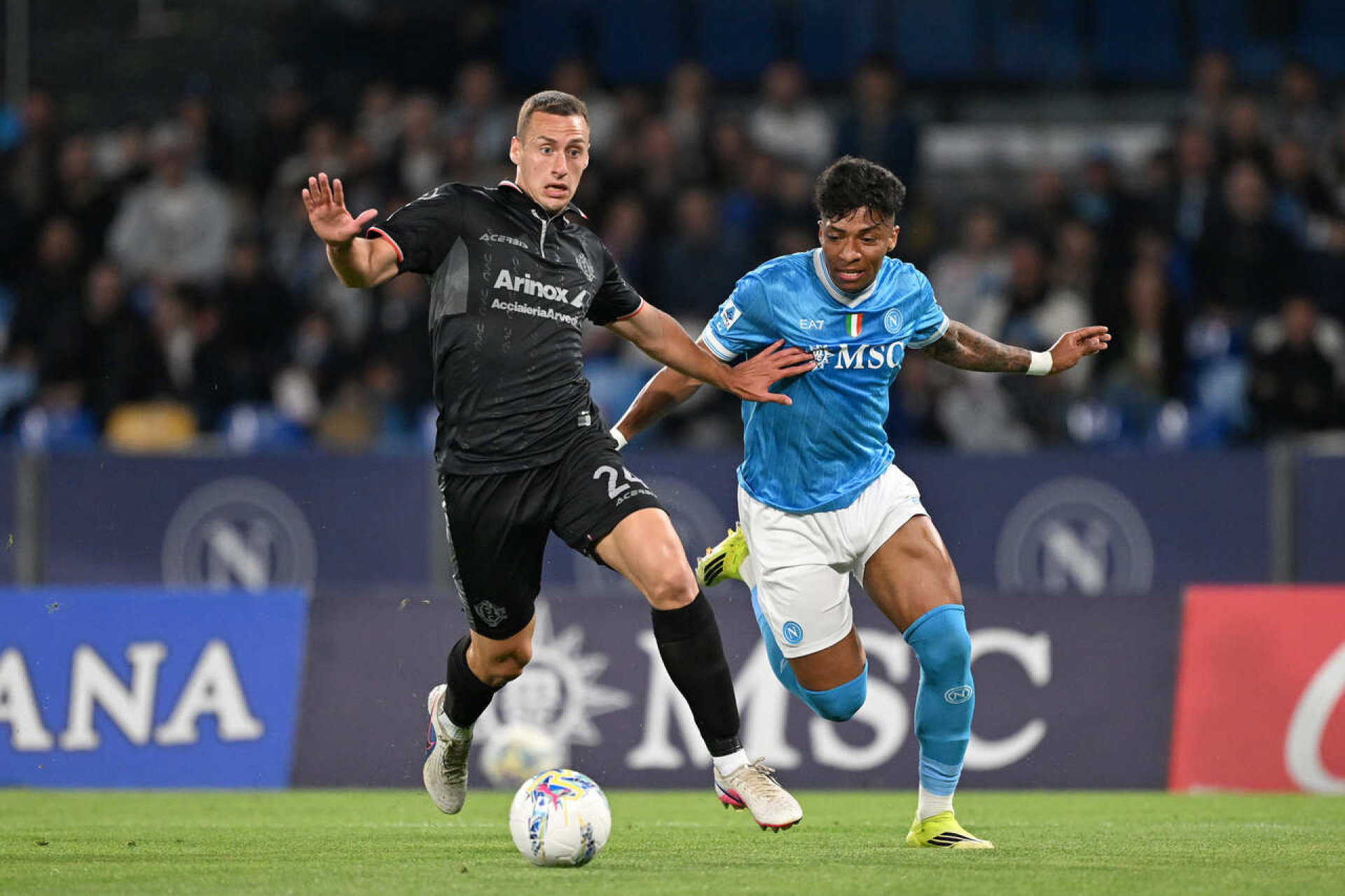 Brasileiro faz gola&ccedil;o, Napoli goleia e mant&eacute;m press&atilde;o sobre a Inter de Mil&atilde;o