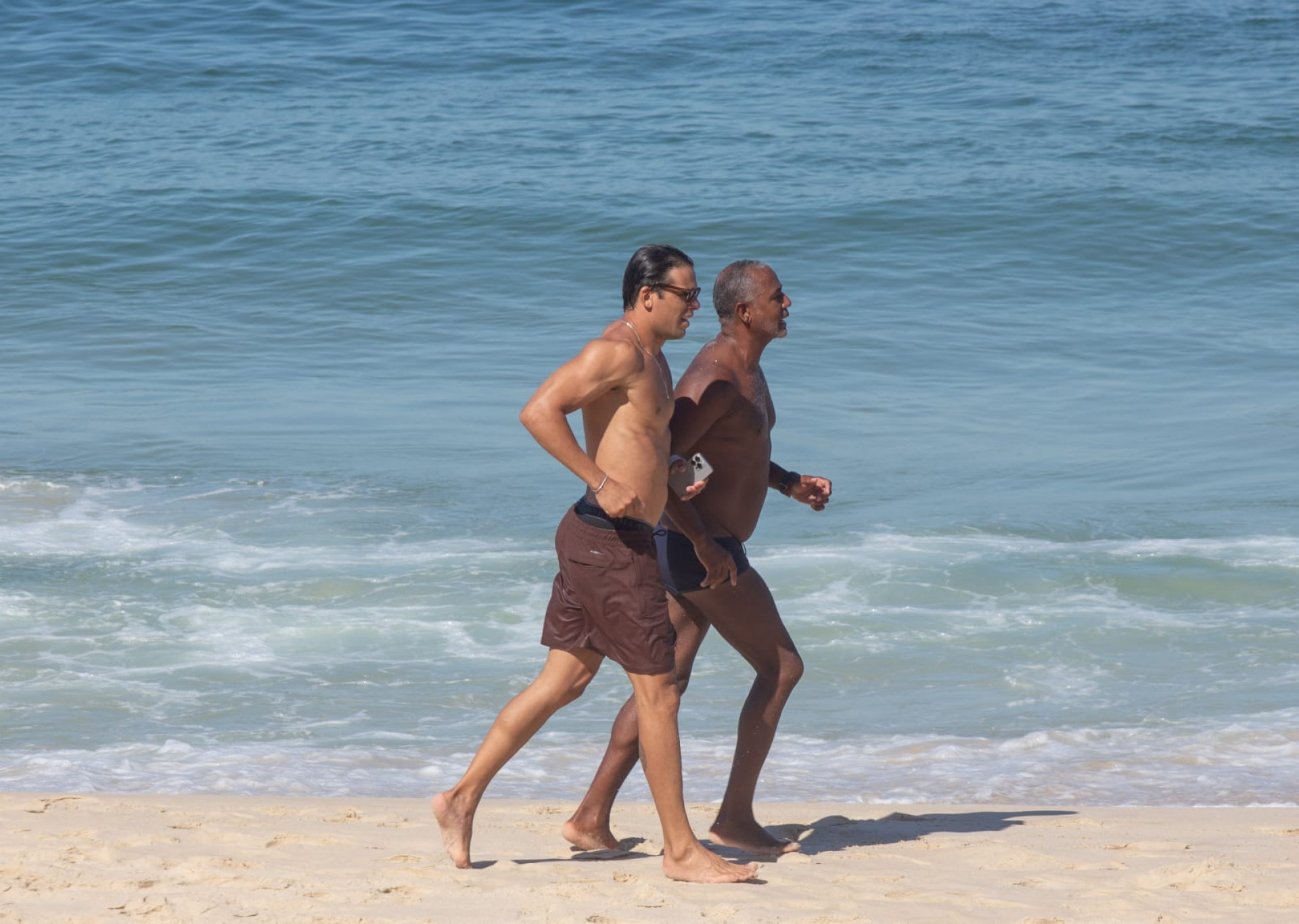 Cariocas curtindo o dia de sol na praia do Arpoador, Zona Sul do Rio de janeiro  - Érica Martin / Agência O Dia 