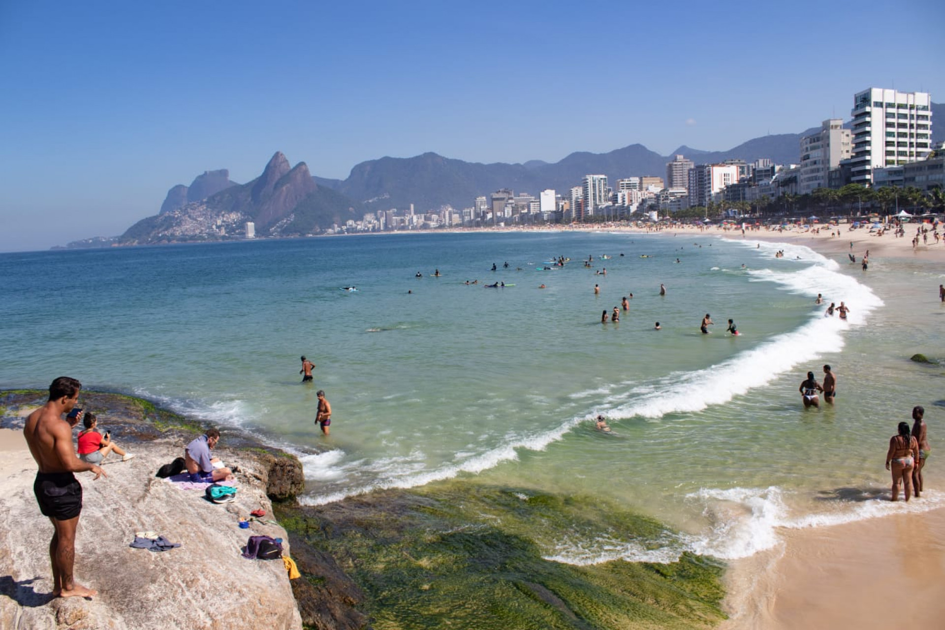 Cariocas curtindo o dia de sol na praia do Arpoador, Zona Sul do Rio de janeiro  - Érica Martin / Agência O Dia 