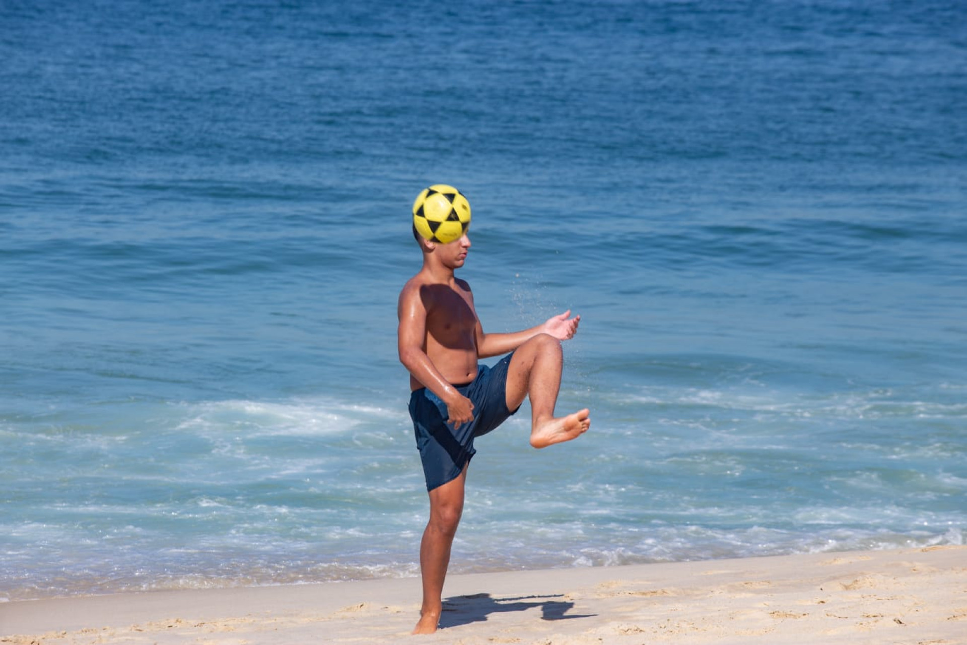 Cariocas curtindo o dia de sol na praia do Arpoador, Zona Sul do Rio de janeiro  - Érica Martin / Agência O Dia 