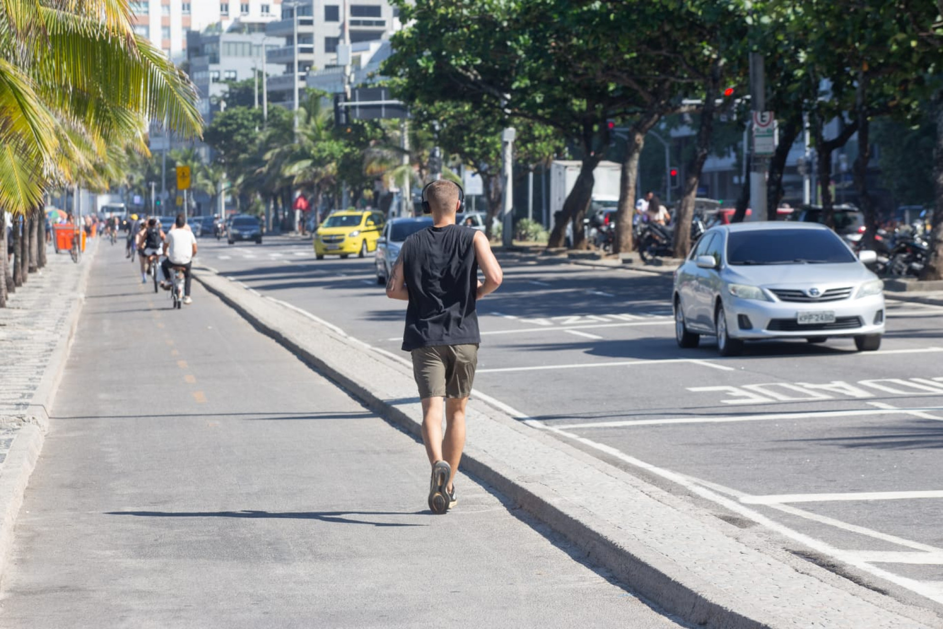 Cariocas curtindo o dia de sol na praia do Arpoador, Zona Sul do Rio de janeiro  - Érica Martin / Agência O Dia 