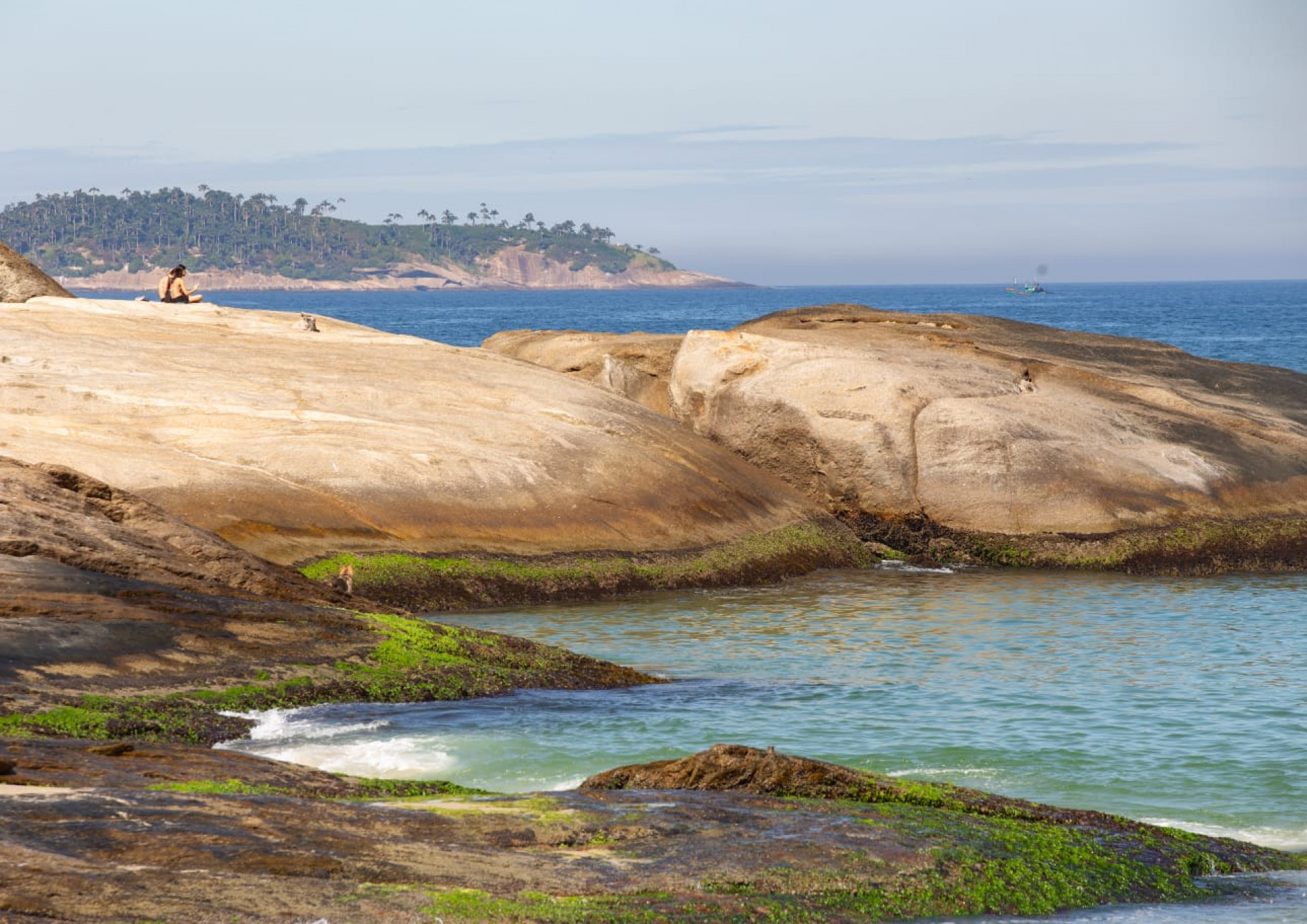Cariocas curtindo o dia de sol na praia do Arpoador, Zona Sul do Rio de janeiro  - Érica Martin / Agência O Dia 