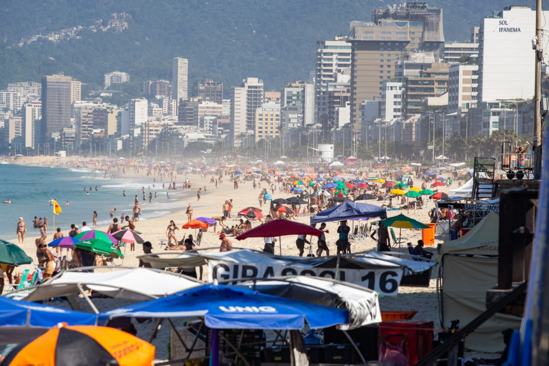 Cariocas curtindo o dia de sol na praia do Arpoador, Zona Sul do Rio de janeiro  - Érica Martin / Agência O Dia 