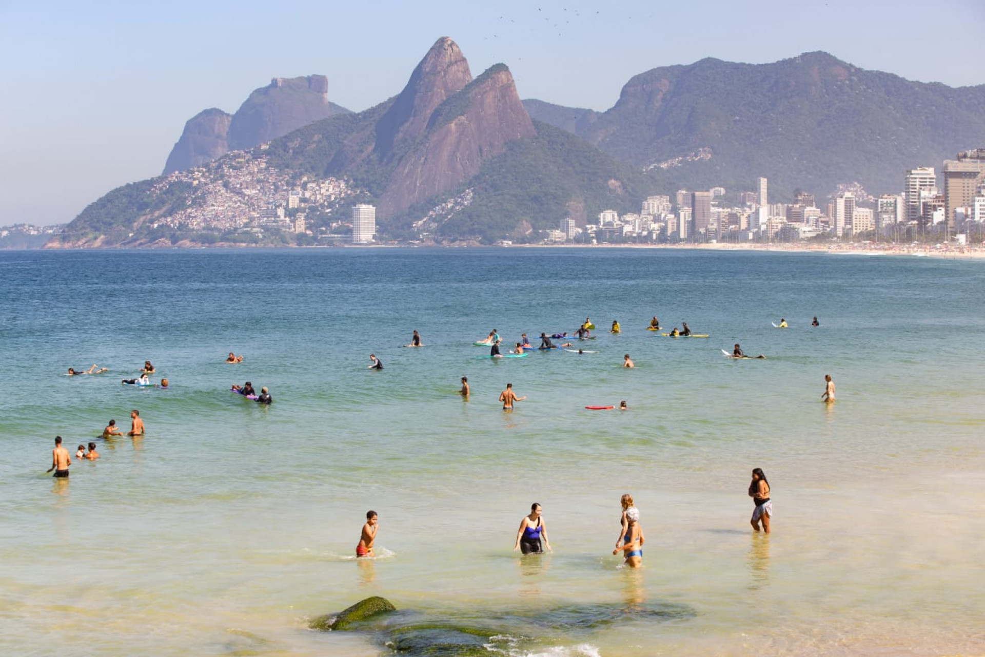 Cariocas curtindo o dia de sol na praia do Arpoador, Zona Sul do Rio de janeiro  - Érica Martin / Agência O Dia 