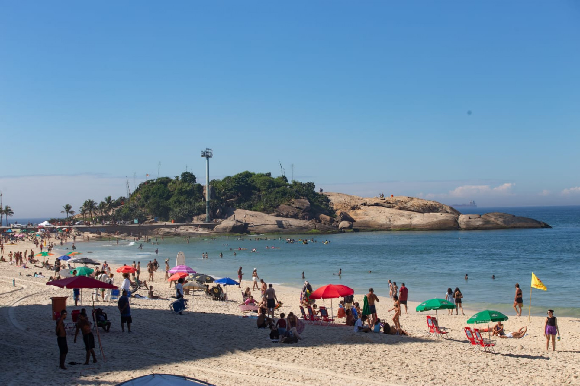 Cariocas curtindo o dia de sol na praia do Arpoador, Zona Sul do Rio de janeiro  - Érica Martin / Agência O Dia 