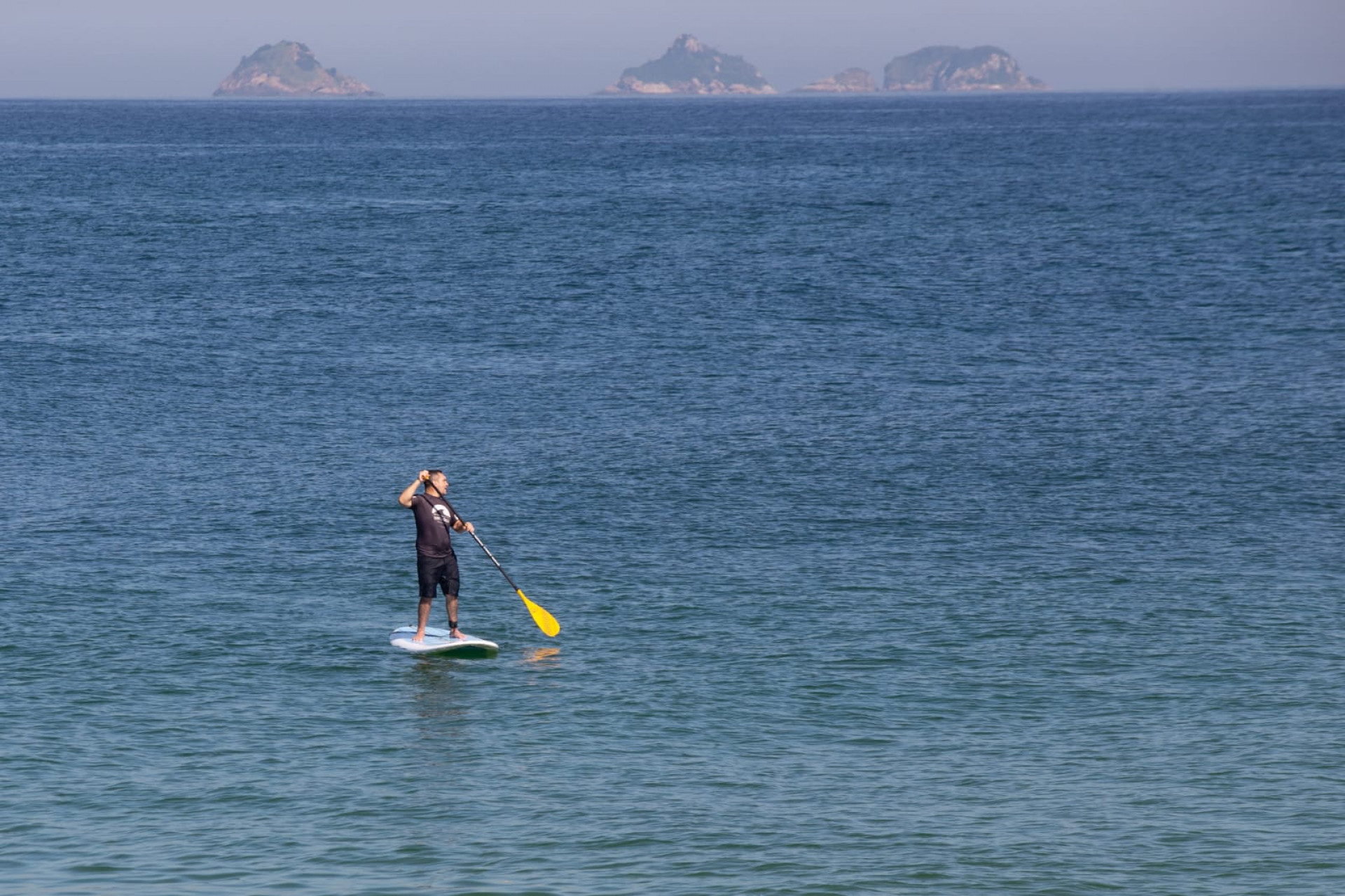 Cariocas curtindo o dia de sol na praia do Arpoador, Zona Sul do Rio de janeiro  - Érica Martin / Agência O Dia 