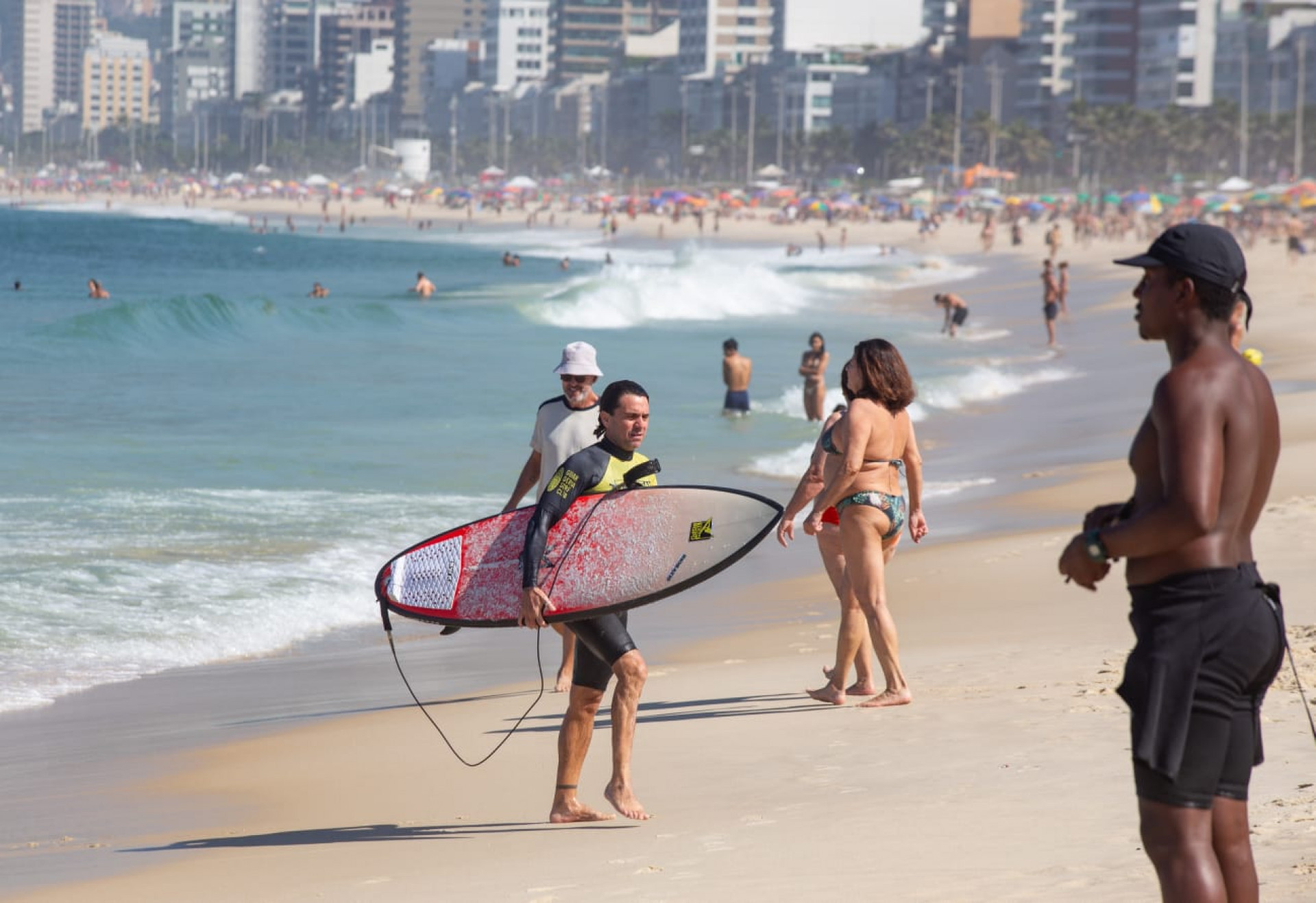 Cariocas curtindo o dia de sol na praia do Arpoador, Zona Sul do Rio de janeiro  - Érica Martin / Agência O Dia 
