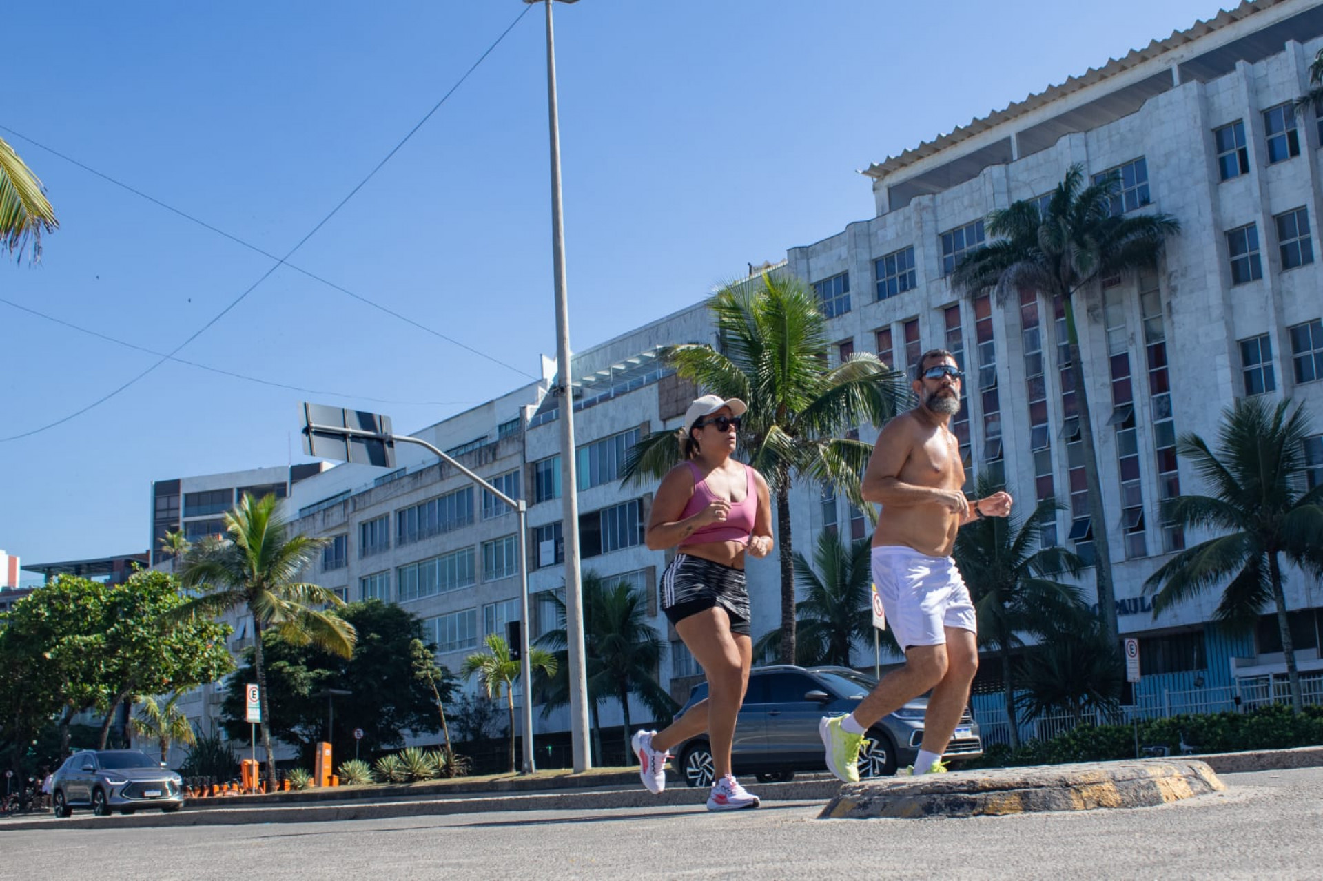Cariocas curtindo o dia de sol na praia do Arpoador, Zona Sul do Rio de janeiro  - Érica Martin / Agência O Dia 