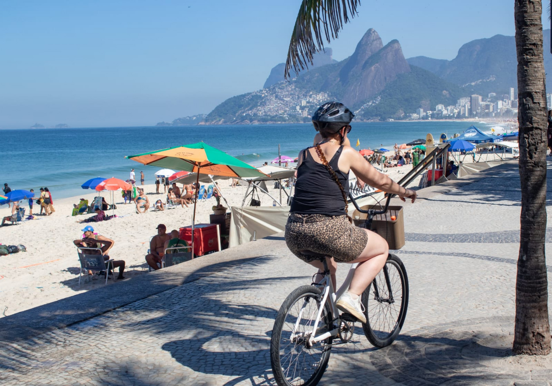 Cariocas curtindo o dia de sol na praia do Arpoador, Zona Sul do Rio de janeiro  - Érica Martin / Agência O Dia 