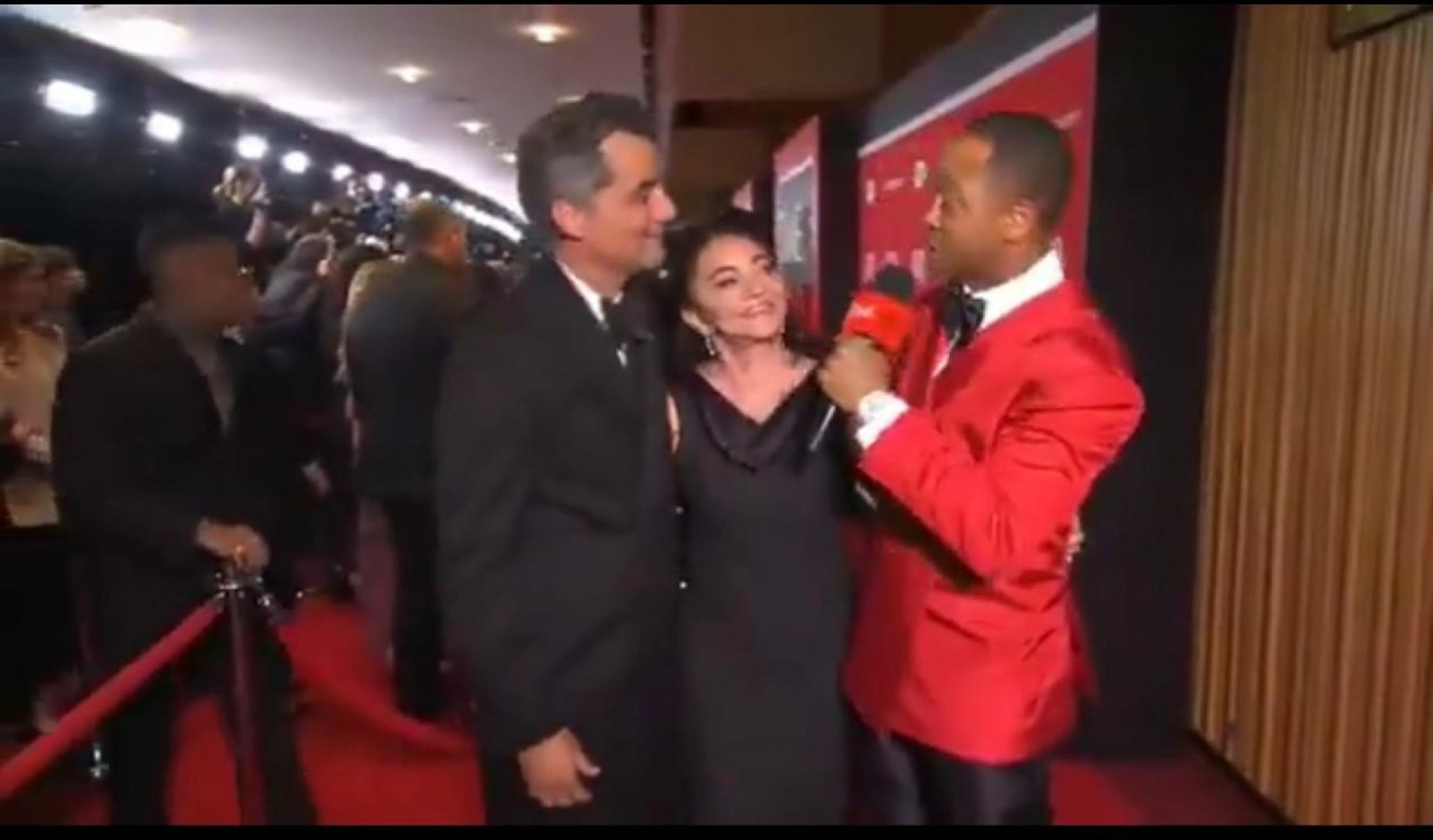 Wagner Moura e a m&atilde;e no tapete vermelho de evento no EUA