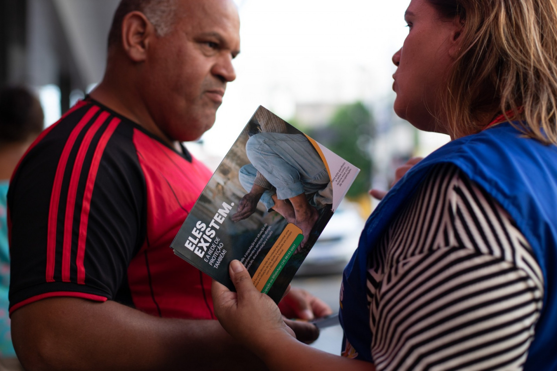 Prefeitura de Volta Redonda realiza ação de conscientização no comércio sobre atendimento à população em situação de rua