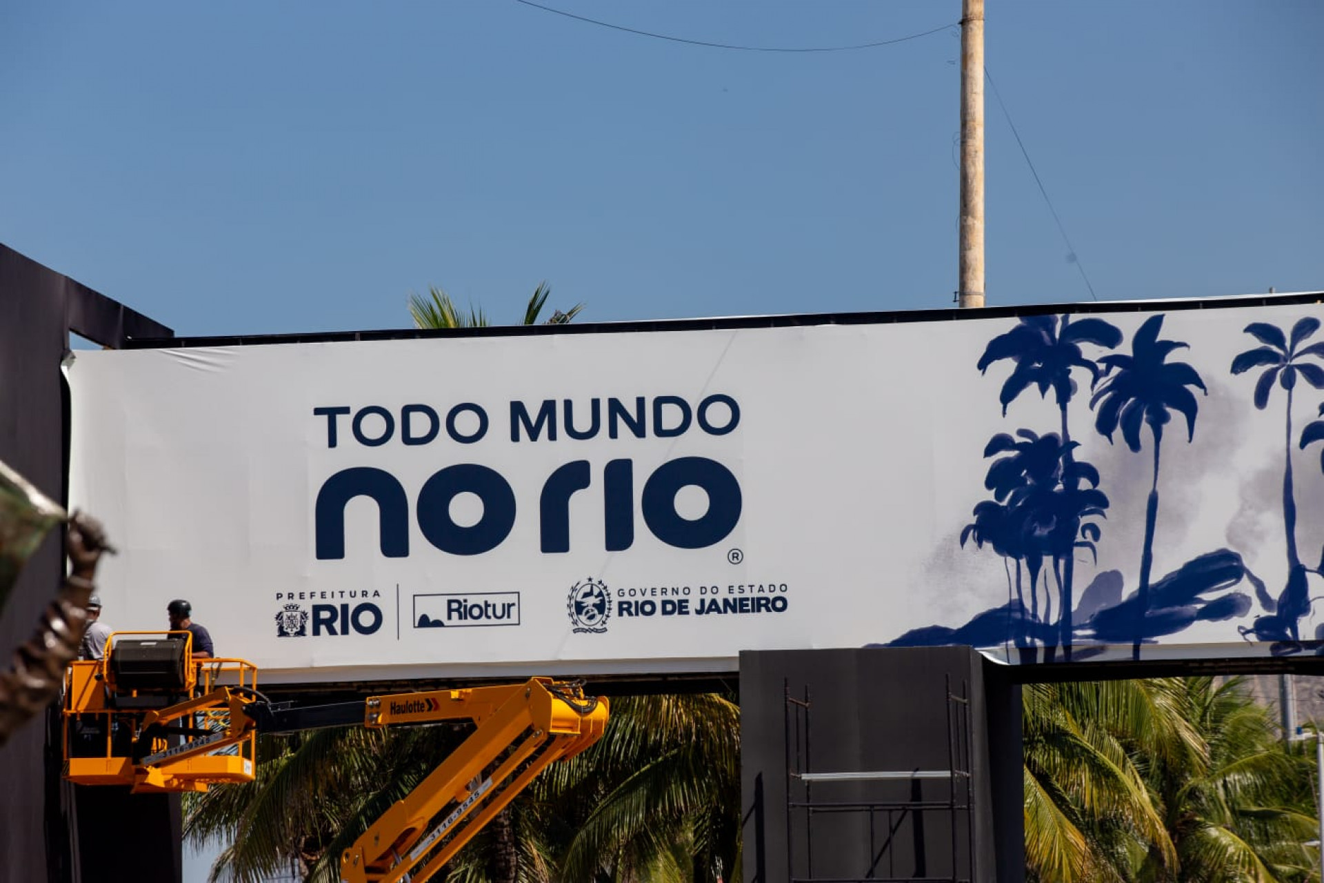 Passarela que liga o Copacabana Palace até o palco do show de Shakira recebeu a identidade visual, nesta sexta-feira (24) - Érica Martin / Agência O Dia