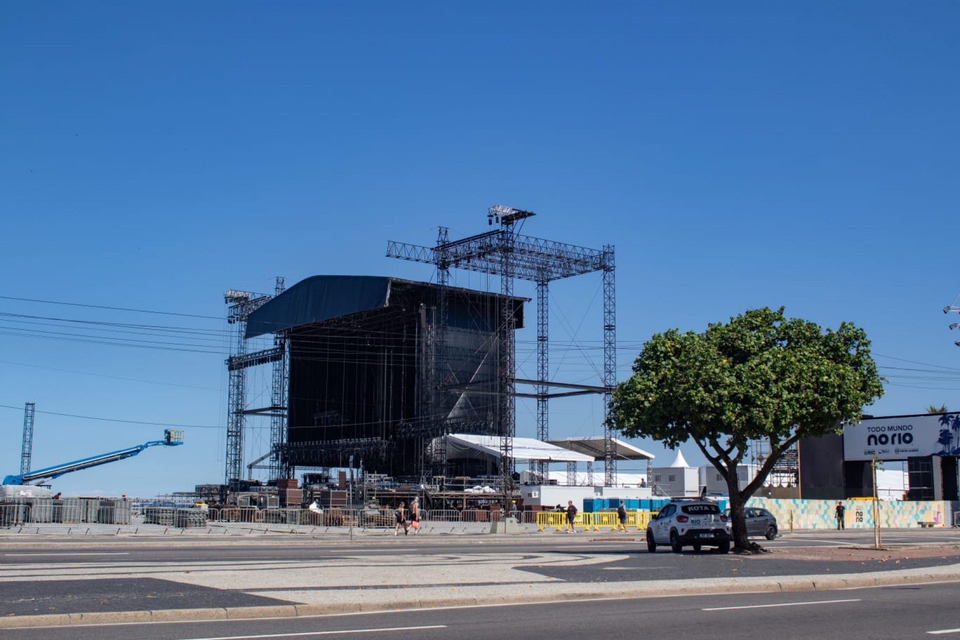 Montagem do palco que receberá show de Shakira avança na praia de Copacabana - Érica Martin / Agência O Dia