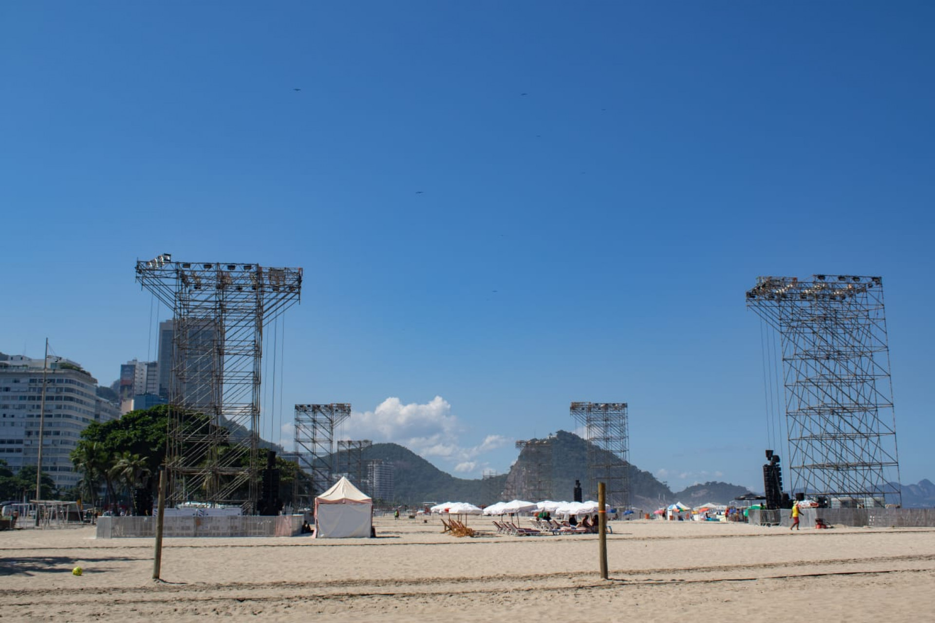 Praia de Copacabana terá 16 torres de som e vídeo, com telões de 45 metros quadrados, para o show de Shakira - Érica Martin / Agência O Dia