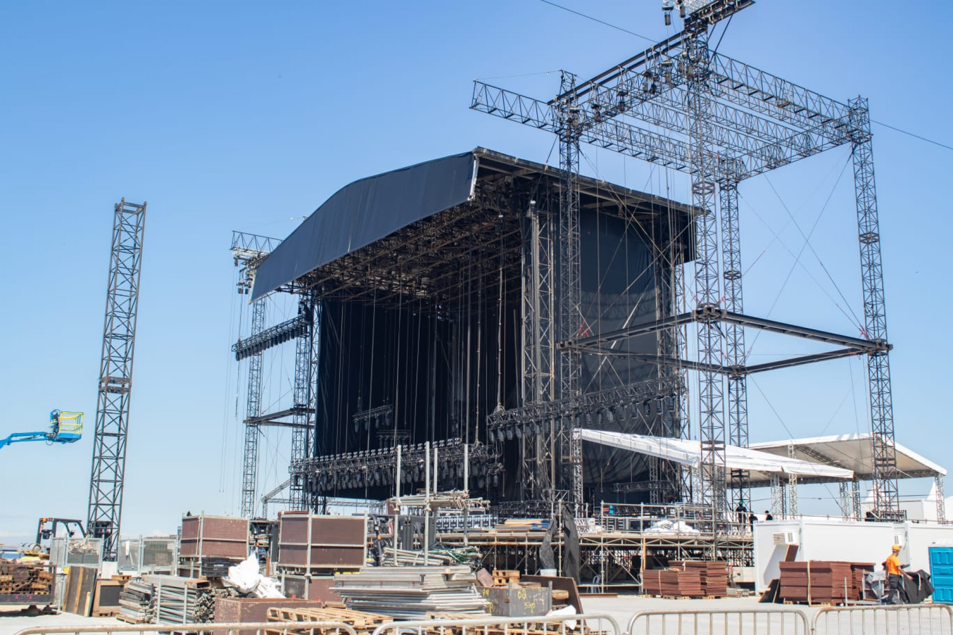 Montagem do palco que receberá show de Shakira avança na praia de Copacabana - Érica Martin / Agência O Dia
