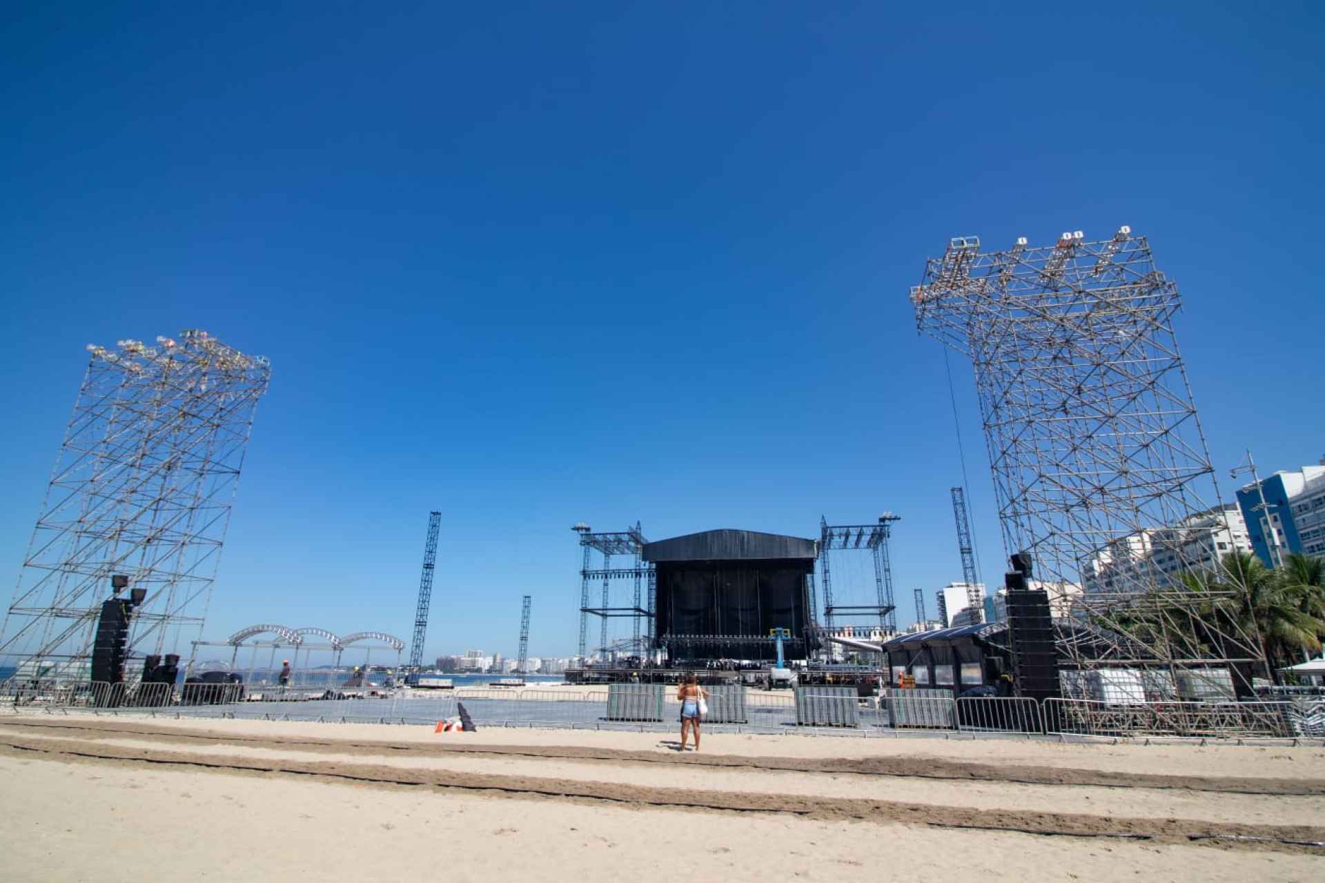 Montagem do palco que receberá show de Shakira avança na praia de Copacabana - Érica Martin / Agência O Dia