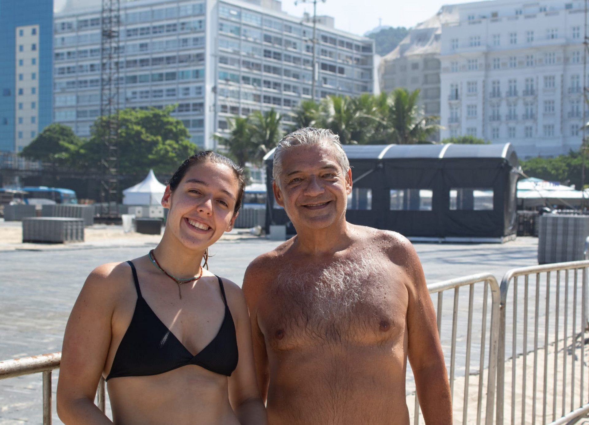 Pai e filha, Alex e Letícia Souza acompanham montagem do palco de Shakira - Érica Martin / Agência O Dia