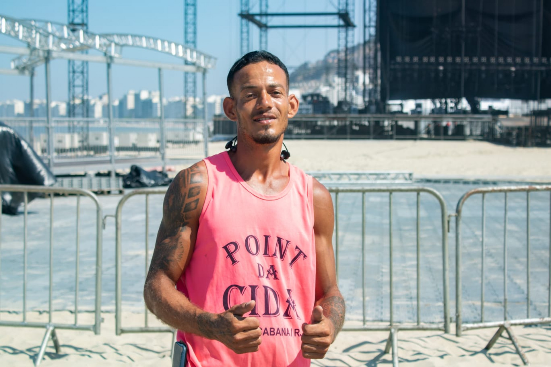 Garçom de barraca da praia de Copacabana, Adriano Santos está ansioso para as vendas no show de Shakira - Érica Martin / Agência O Dia