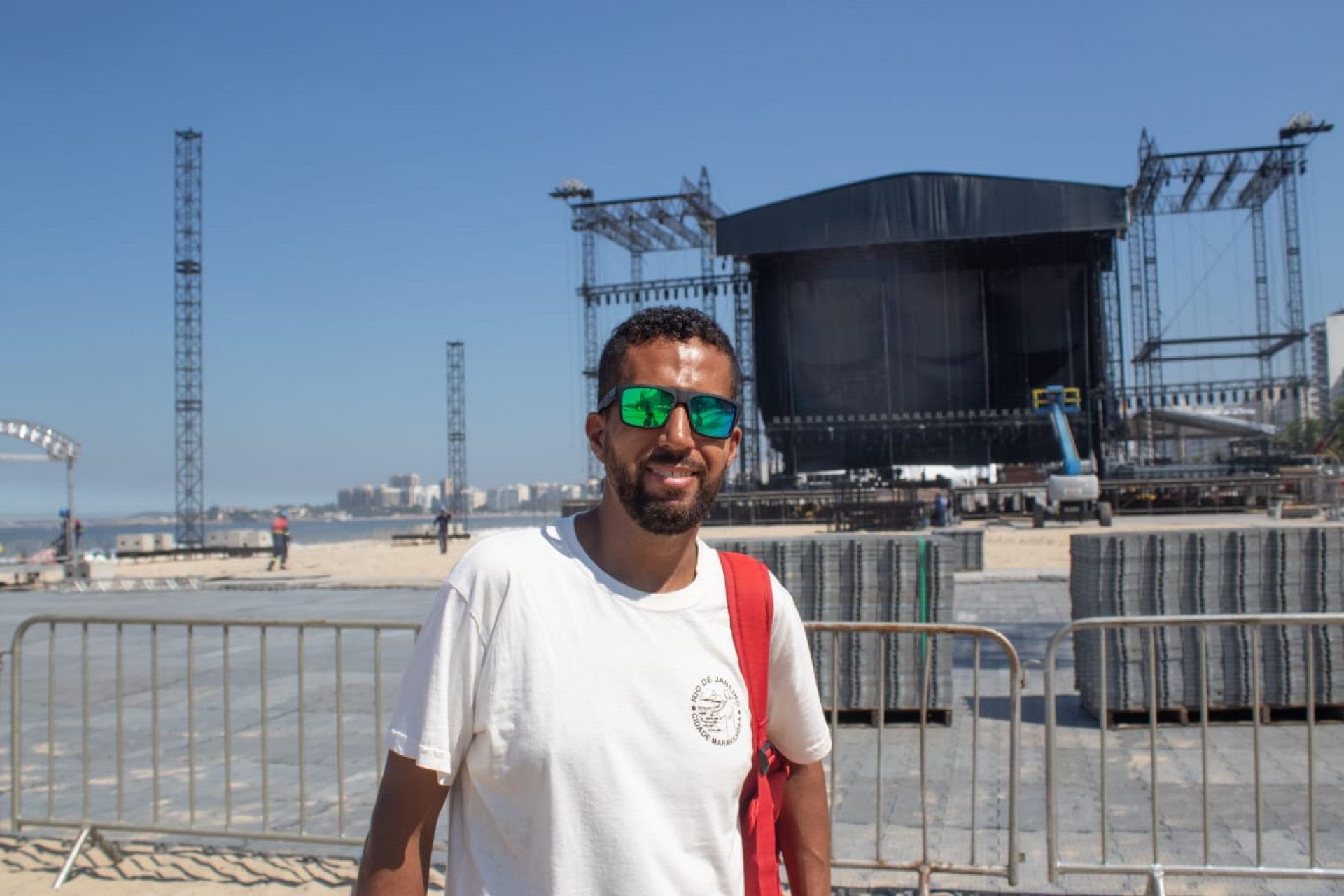 Auxiliar de dentista, Luiz Carlos mostrou montagem do palco de Shakira para familiares - Érica Martin / Agência O Dia