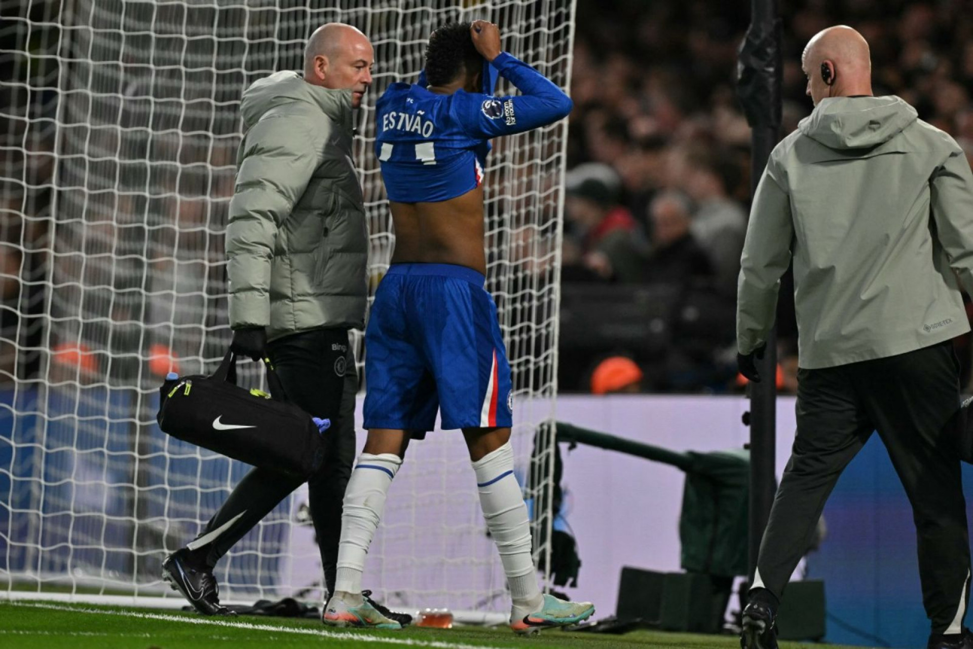 Fora da Copa do Mundo, Estêvão contraria Chelsea e não deseja fazer cirurgia