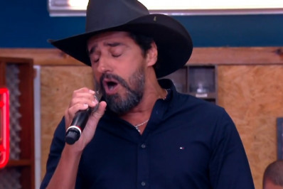 Alberto Cowboy solta a voz no 'É de Casa' e divide opiniões