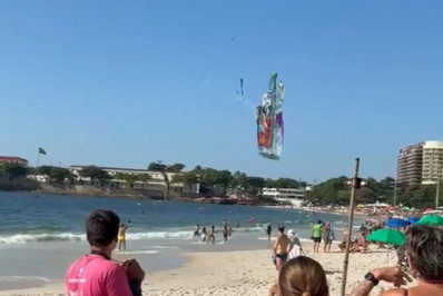 Balão assusta banhistas na Praia de Copacabana