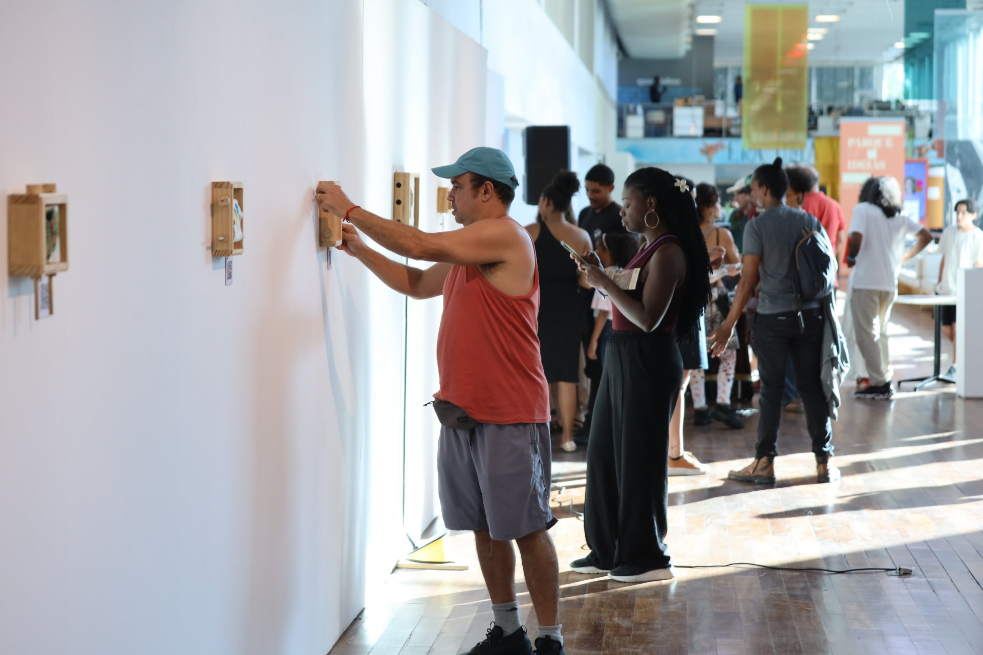 Mostra propõe uma experiência sensível, levando o público a acionar engrenagens - Divulgação / Leonardo Ferraz