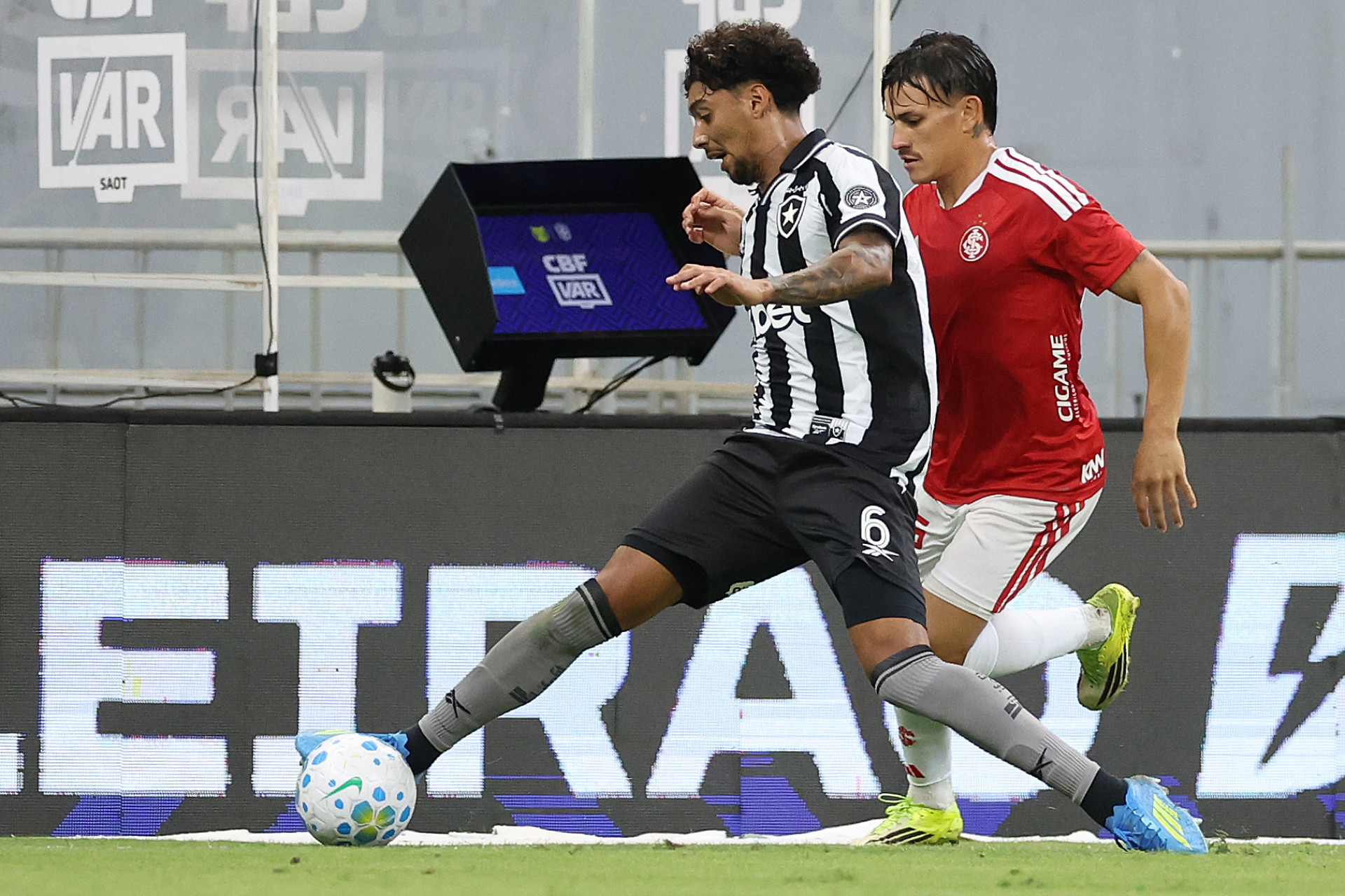 Medina é marcado por Bernabei - Vítor Silva / Botafogo