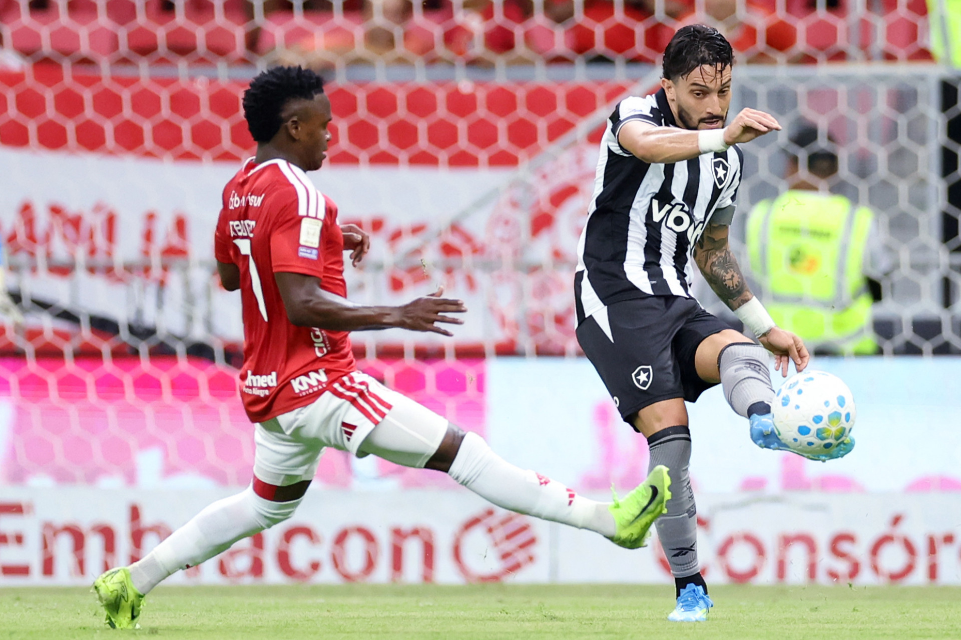 Alex Telles disputa bola com a marcação colorada - Vítor Silva / Botafogo