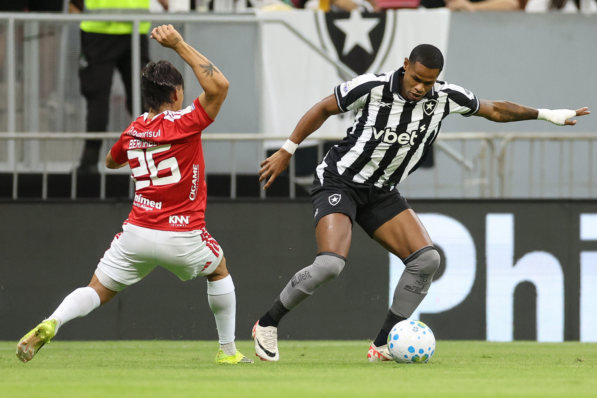 Júnior Santos é marcado por Bernabei - Vítor Silva / Botafogo