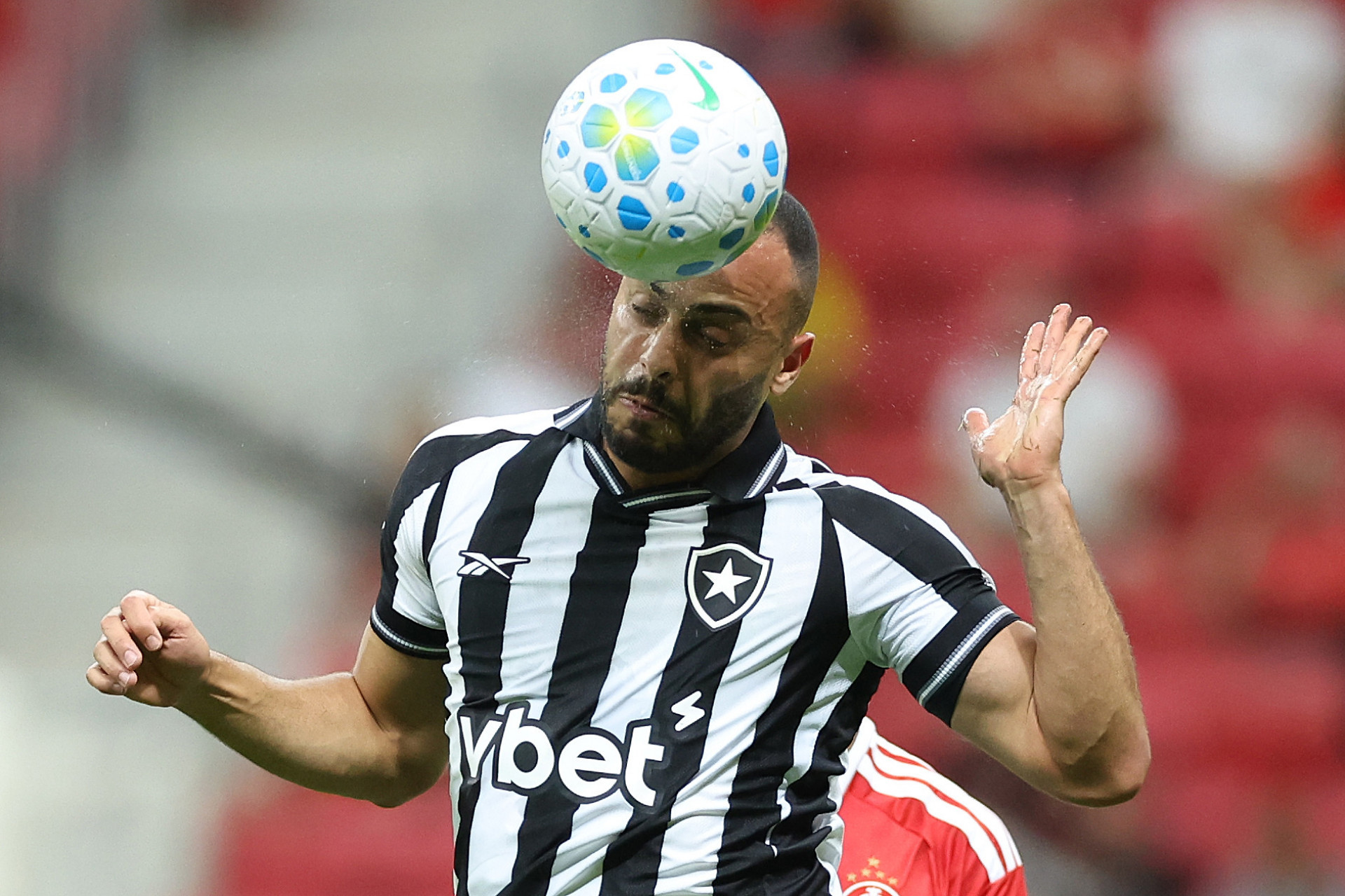 Arthur Cabral cabecei a bola - Vítor Silva / Botafogo