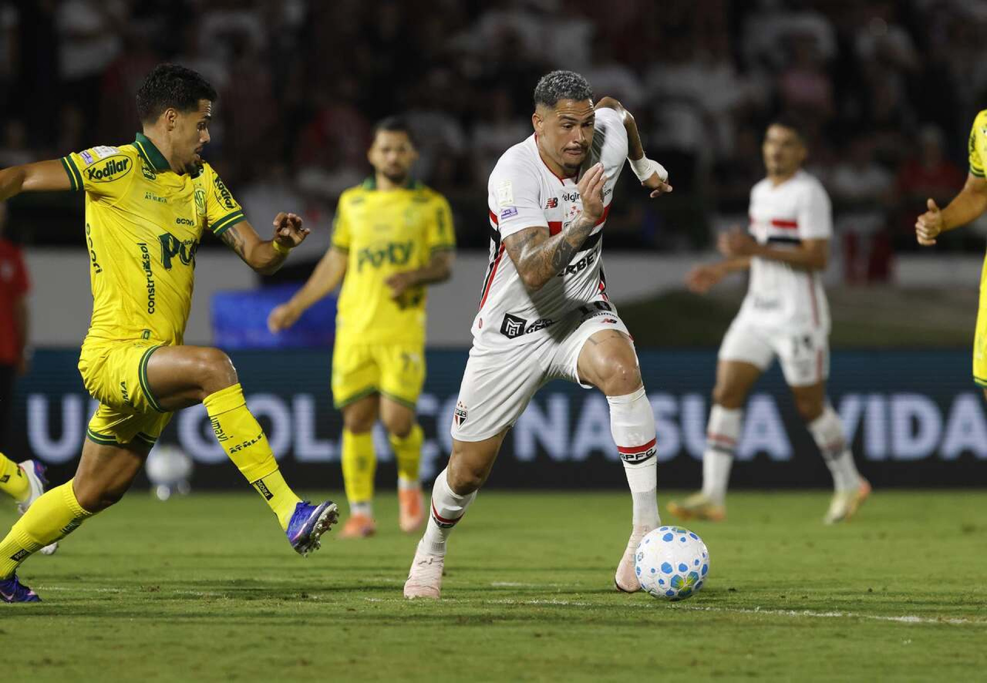 Luciano celebra vit&oacute;ria e marca hist&oacute;rica pelo S&atilde;o Paulo: ”Gol de al&iacute;vio”