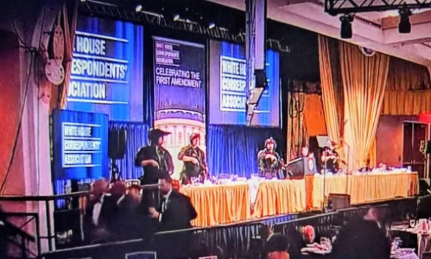 Donald Trump é retirado de jantar às pressas após homem abrir fogo em hotel